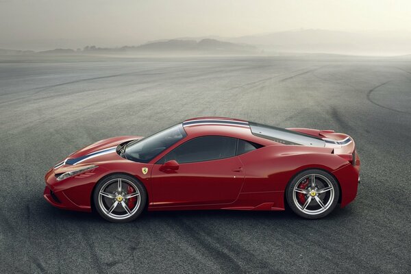 Roter Ferrari im Jahr 2014 in Italien