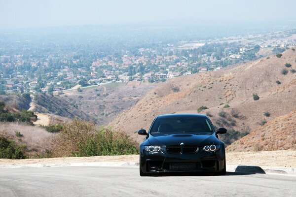 Bmw nera, 335i con una bella vista