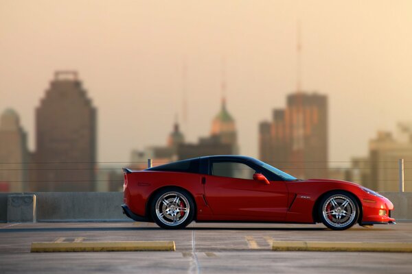 Czerwony chevrolet corvette z czarnym dachem