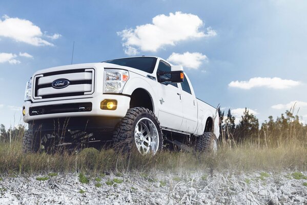 Weißer Off-Road-Ford auf einem mit Frost bedeckten Feld