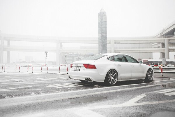 Blanco audi A7 paseos en la nieve