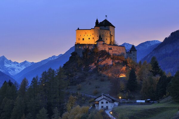 Château du soir sur la colline de la montagne