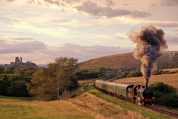 Die Dampflokomotive fährt durch die Felder im Bereich der Burg von Korfu