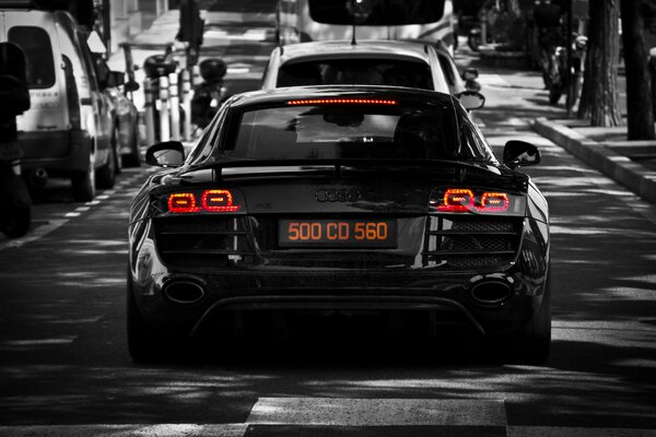 Audi negro en la calle oscura