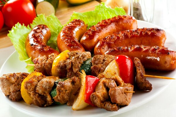 Gut zubereitete Bratwürste und schmackhafter Schaschlik