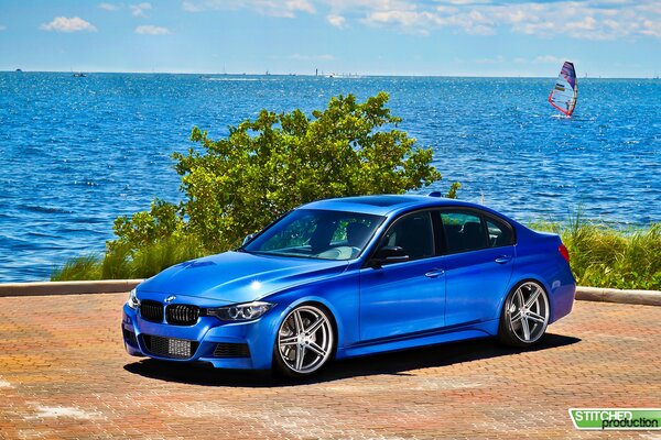 Coche azul en el fondo del mar. BMW