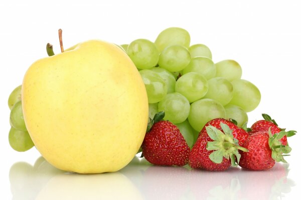 Frutta succosa su sfondo bianco