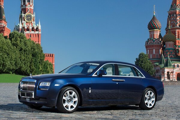 Rolls-Royce bleu sur la place rouge. Moscou