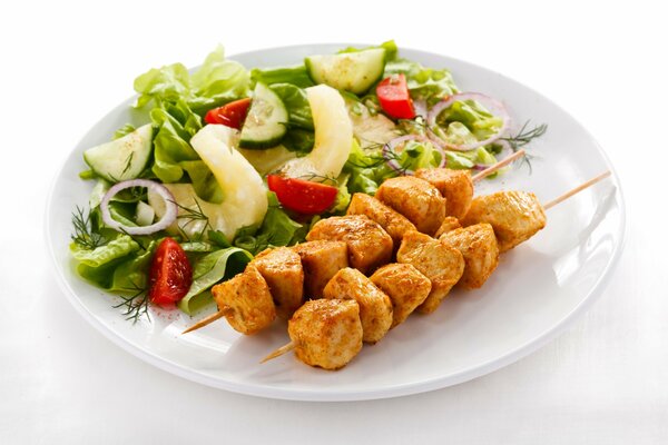 Exemple d un beau service de brochettes avec salade