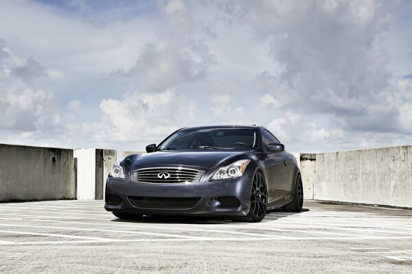 Infiniti Coupé. schwarzes Auto auf grauem Hintergrund