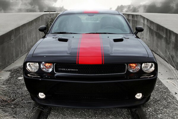 Challenger negro con foto de rayas rojas en el frente