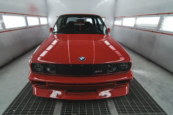 Voiture de BMW de couleur rouge