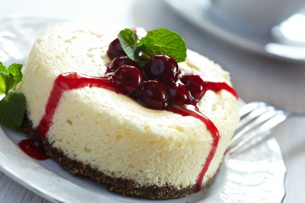 Käsekuchen mit Beeren und Marmelade