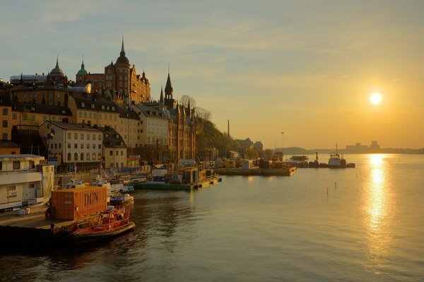 Morgendämmerung an der Strandpromenade von Stockholm