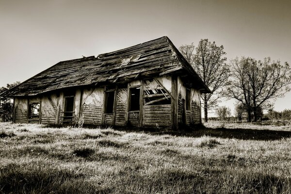 Ein verwüstetes altes Haus. Sepia. Alte