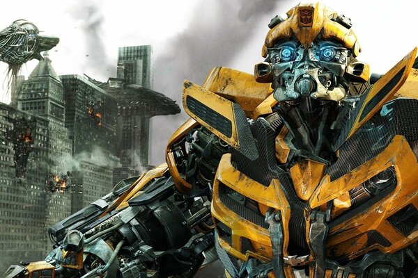 Transformers 3, Bumblebee vor dem Hintergrund einer zerstörten Stadt