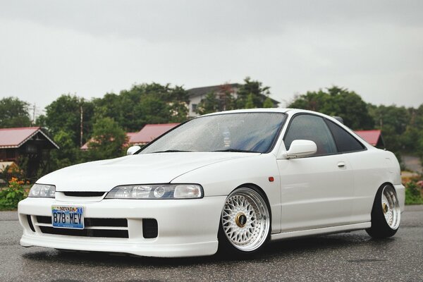 Blanc Honda tuning, vue de face et de côté, sur route goudronnée