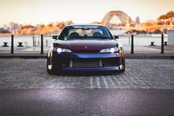 Автомобиль Nissan Silvia на фоне города