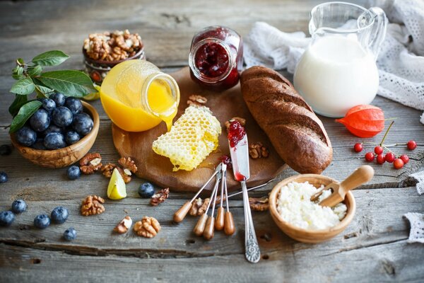 Bacche, pane e ricotta di campagna