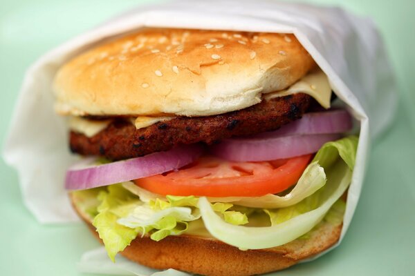 Der Chtzburger ist köstlich auf einer Makrofläche vor einem sanften Hintergrund von Pastelltönen