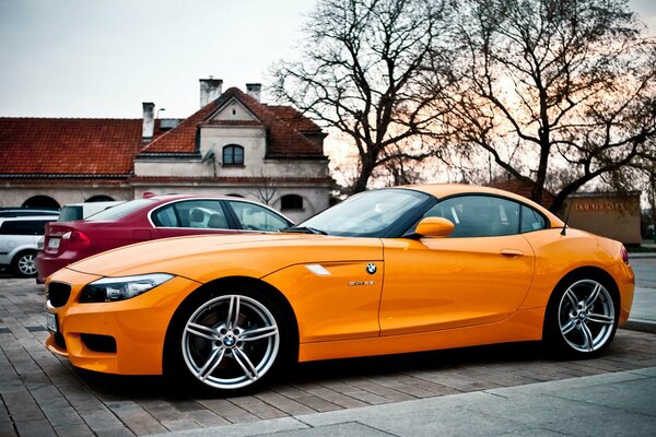 Coole orange bmw Felgen auf dem Hintergrund der Herbststadt