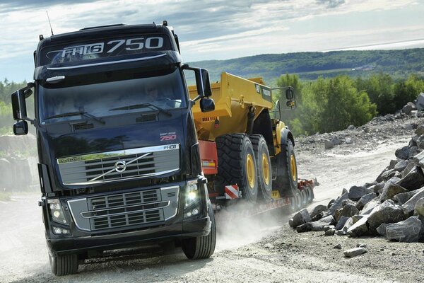 Camion tracteur sur la piste