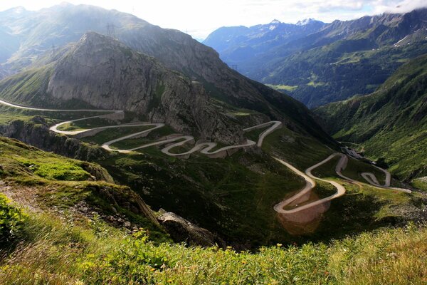 Endlose Bergserpentin und herrliche Natur