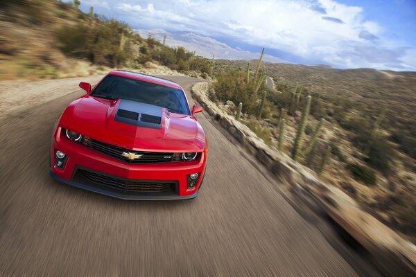 Sportwagen mit dem Chevrolet Samago zl1 auf der Autobahn