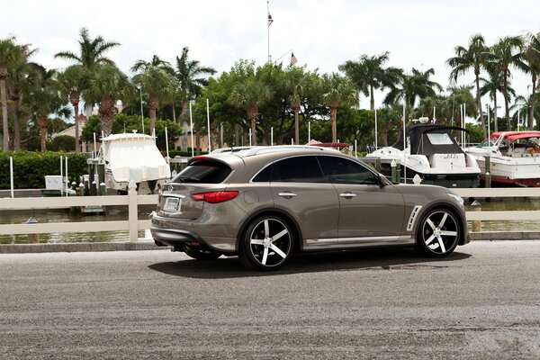 Un coche elegante viaja a lo largo del paseo marítimo