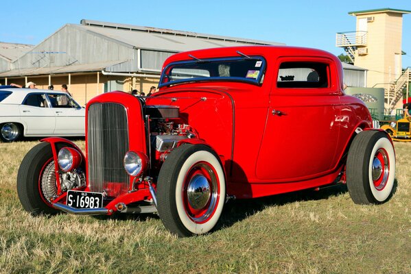 Czerwony Ford coupe z 1932 roku na wystawie