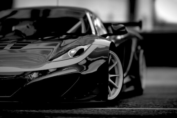 McLaren noir et blanc se tient sur la route