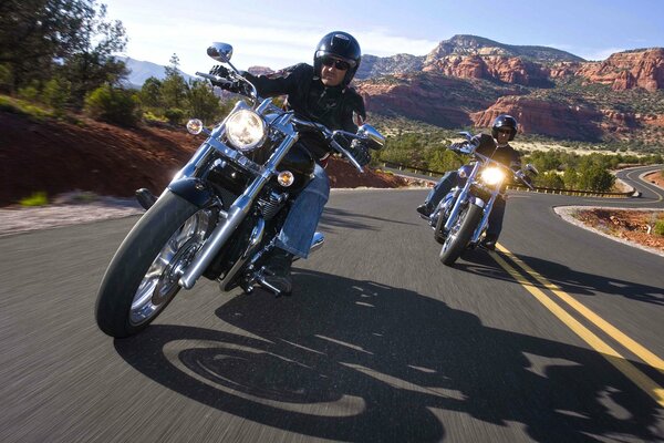 Carreras de motos harley-davidson en las montañas