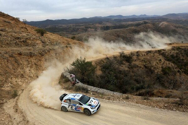 Sportowy volkswagen na zakurzonej drodze