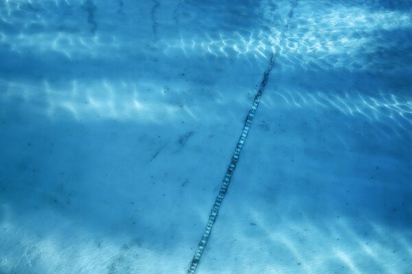 Surface d eau cristalline de la piscine