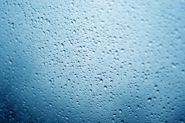 Pequeñas gotas de agua sobre un fondo azul