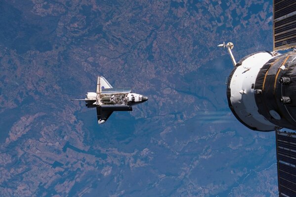 Transbordador espacial en vuelo en el espacio foto satelital