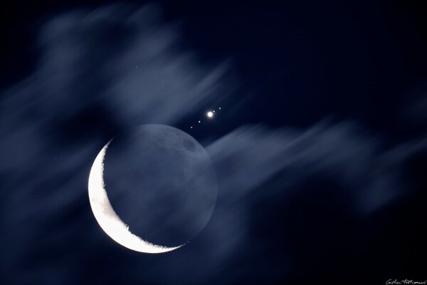 Luna y estrella en el cielo azul por la noche