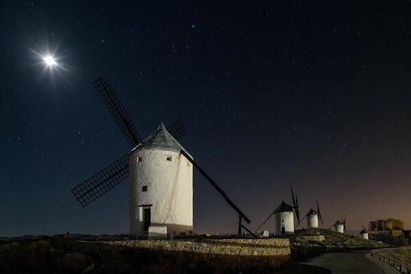 Moulins dans la nuit sur fond de ciel étoilé