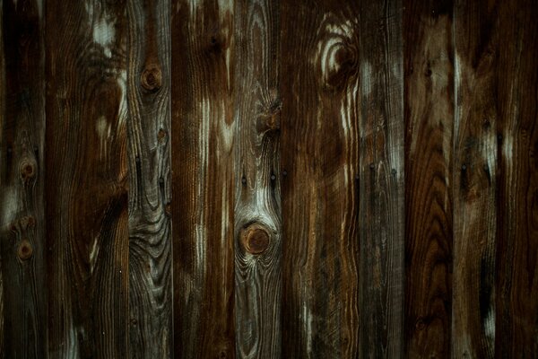 Viejo barril marrón de madera