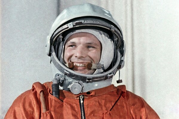 Photo de Youri Gagarine en costume rouge de cosmonaute