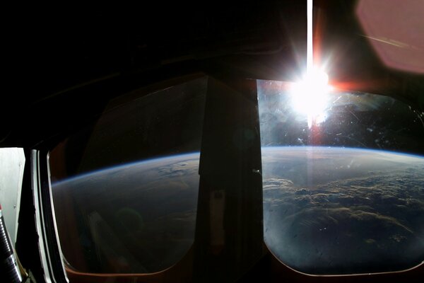 La magnificencia del espacio y la tierra vista desde el transbordador espacial a la órbita de la tierra