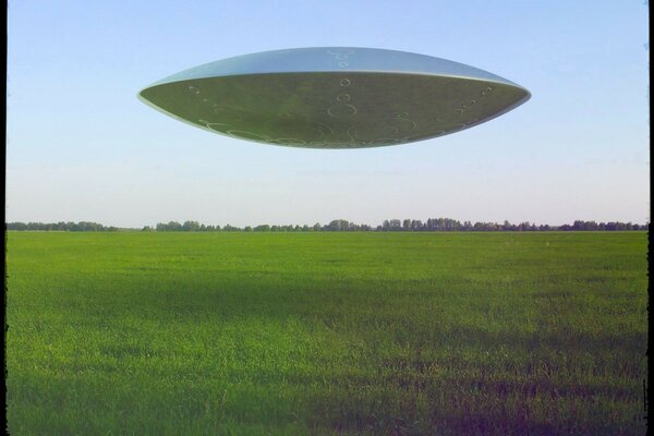 Ufo am Himmel auf dem Feld