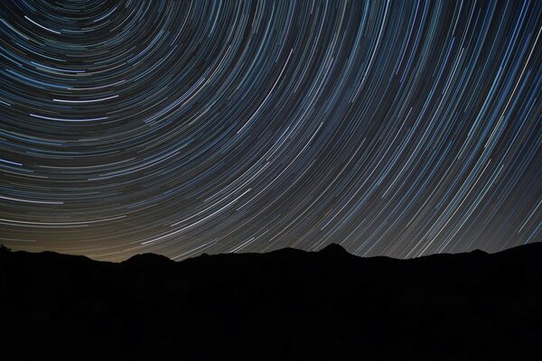 Stars draw circles in the sky