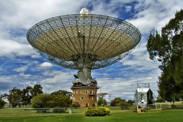 Radar in den Himmel auf dem Hintergrund des grünen Rasens gerichtet