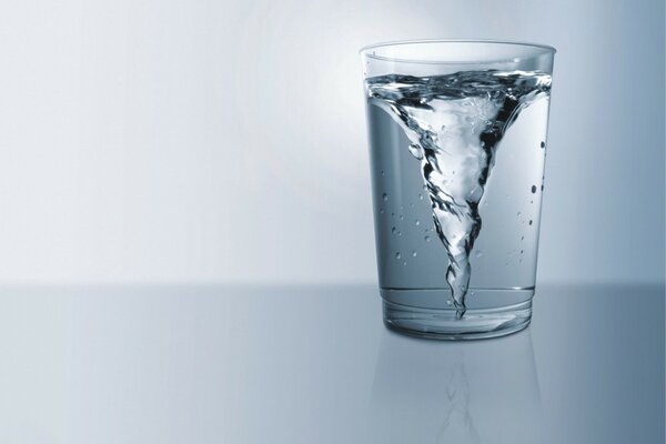 Vortice in un bicchiere di acqua trasparente