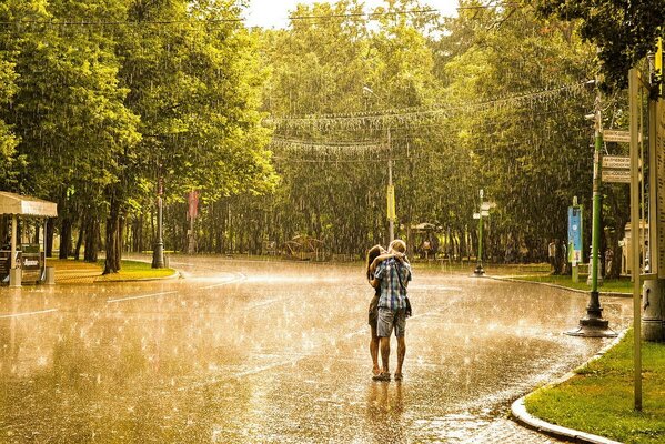 Couple s embrasser sous la pluie