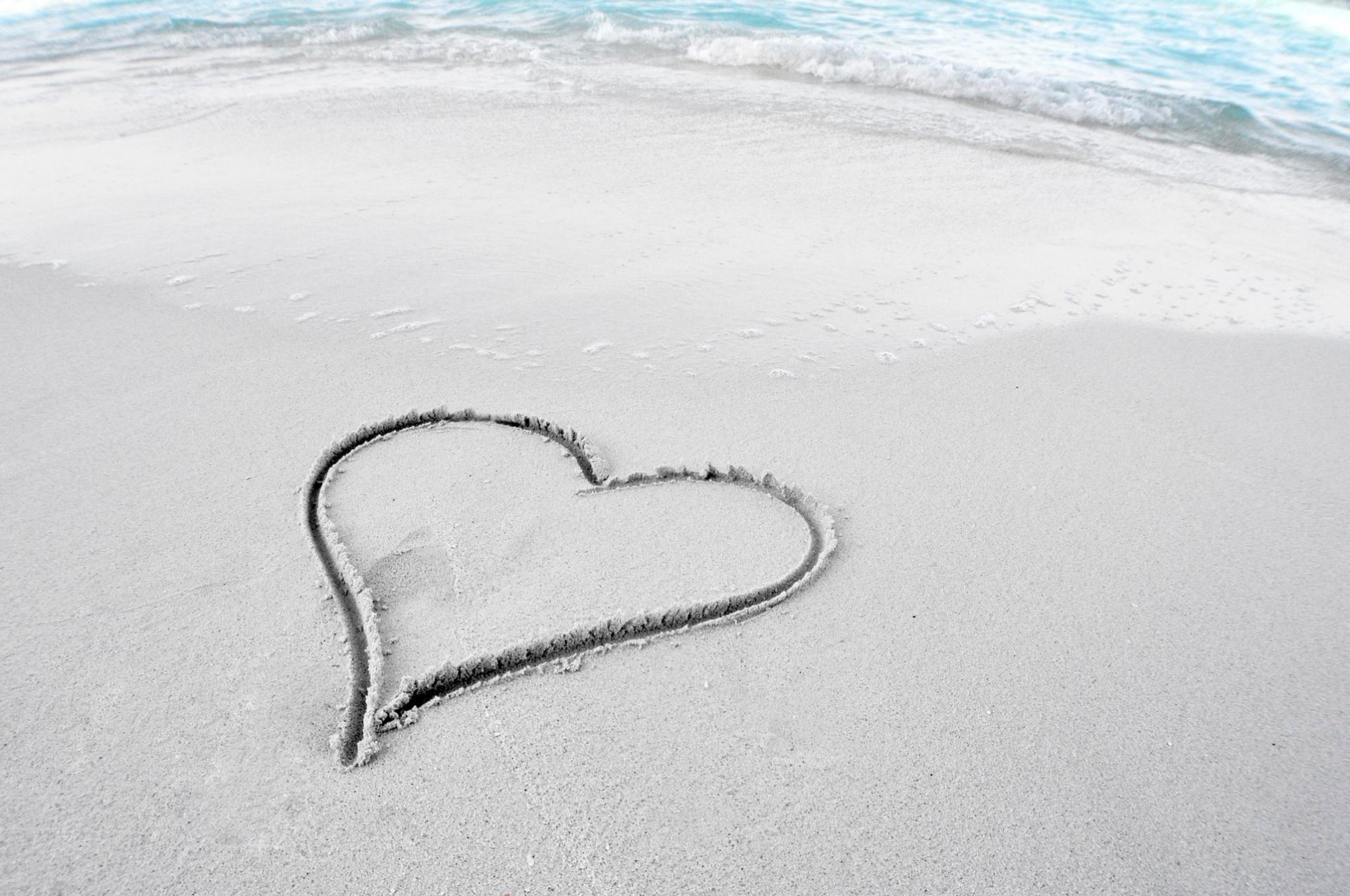 romantico cuore san valentino spiaggia amo