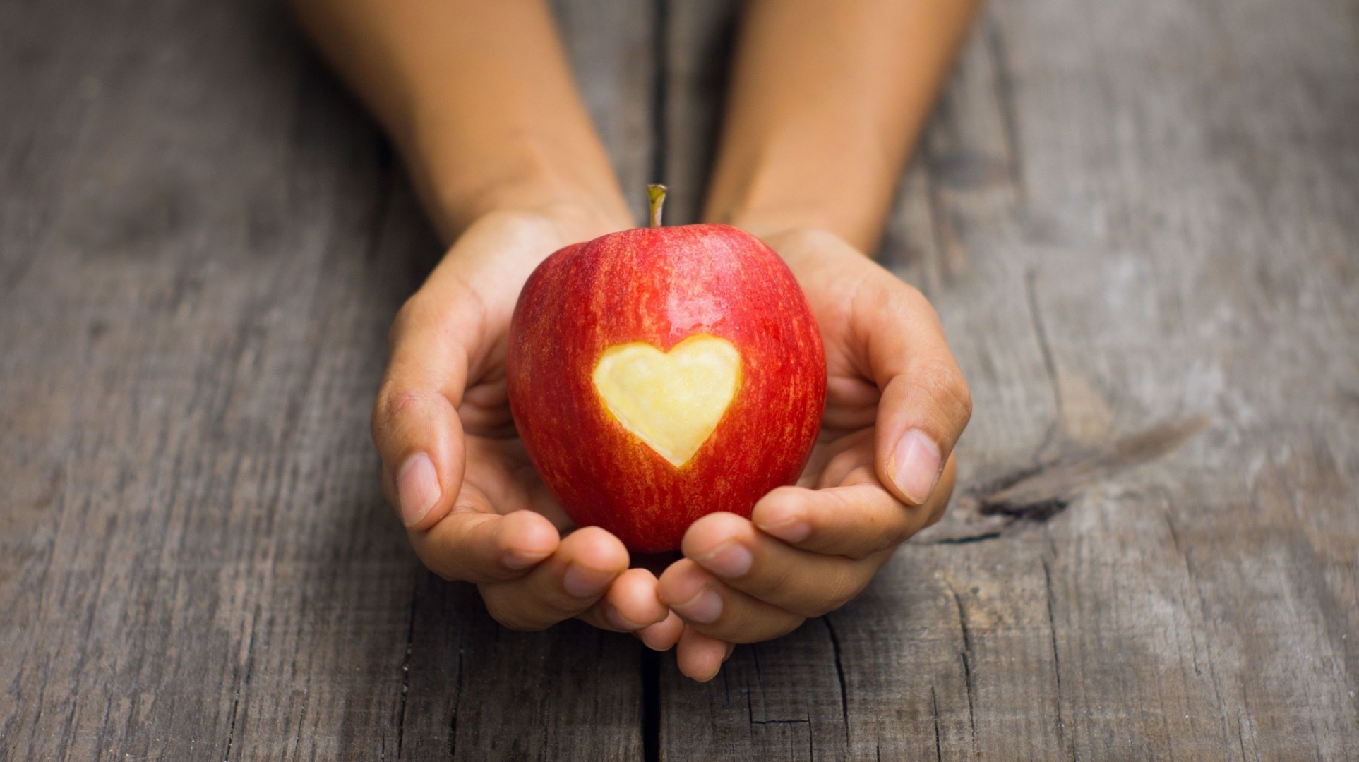 corazón moe manos manzana manzana roja fondo de pantalla fondo forma estado de ánimo chica