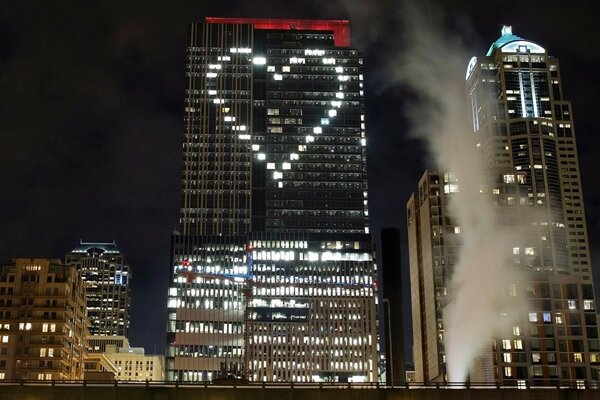 Cuore sul grattacielo dalle finestre