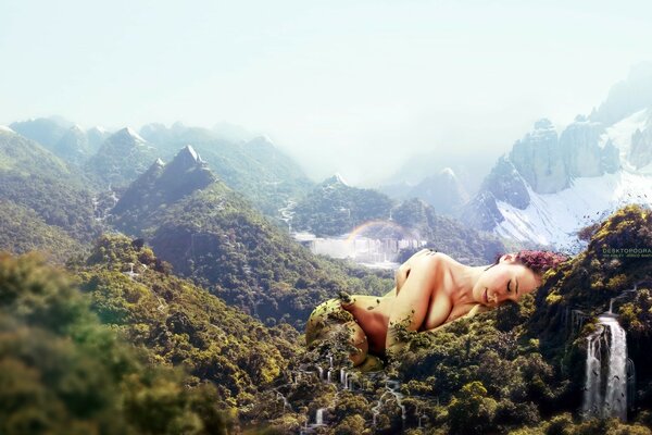 Unwirkliche Schönheit der Berge mit einem schlafenden Mädchen